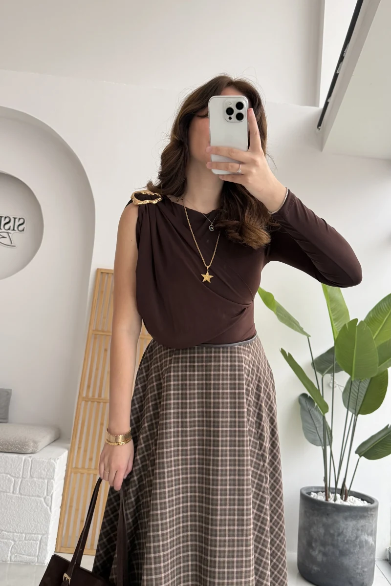 Tek Omuz Açık Aksesuar Detaylı Zıbın Bluz - Acı Kahve