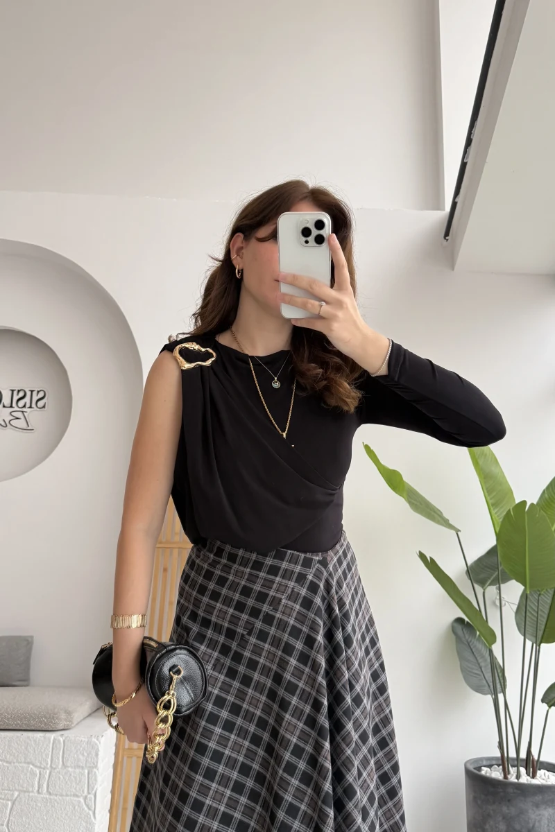 Tek Omuz Açık Aksesuar Detaylı Zıbın Bluz - Siyah