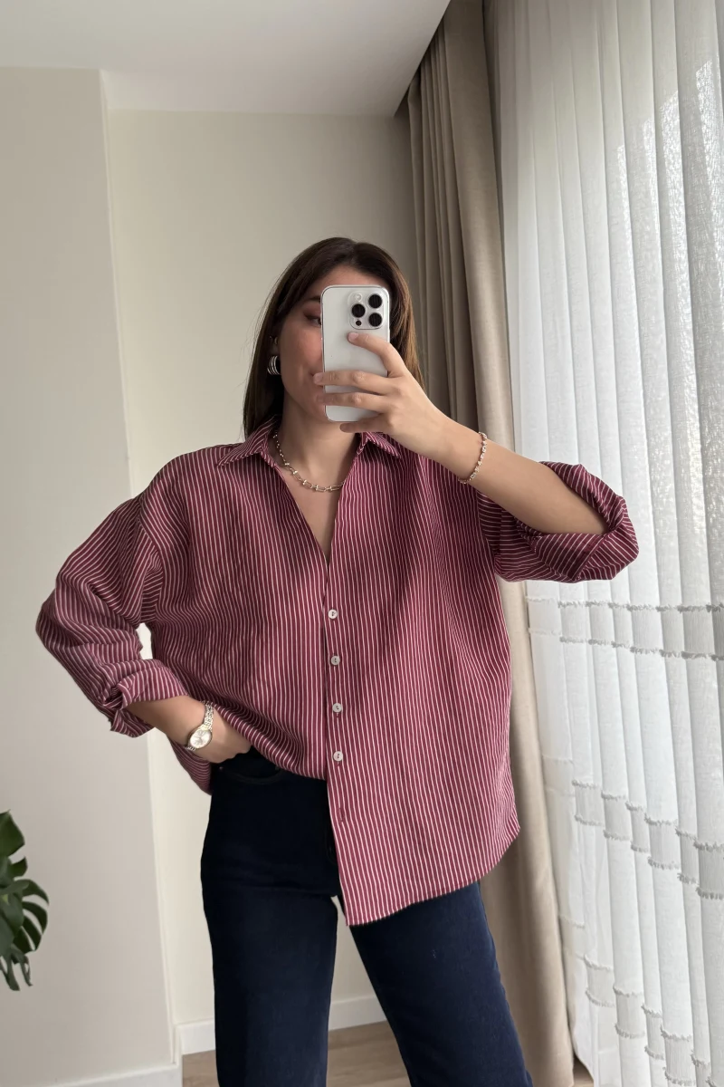 V Yaka Çizgili Bordo Gömlek