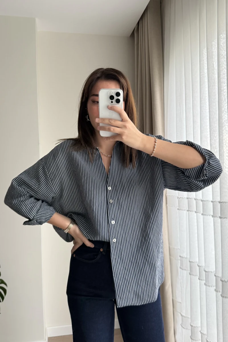 V Yaka Çizgili Lacivert Gömlek