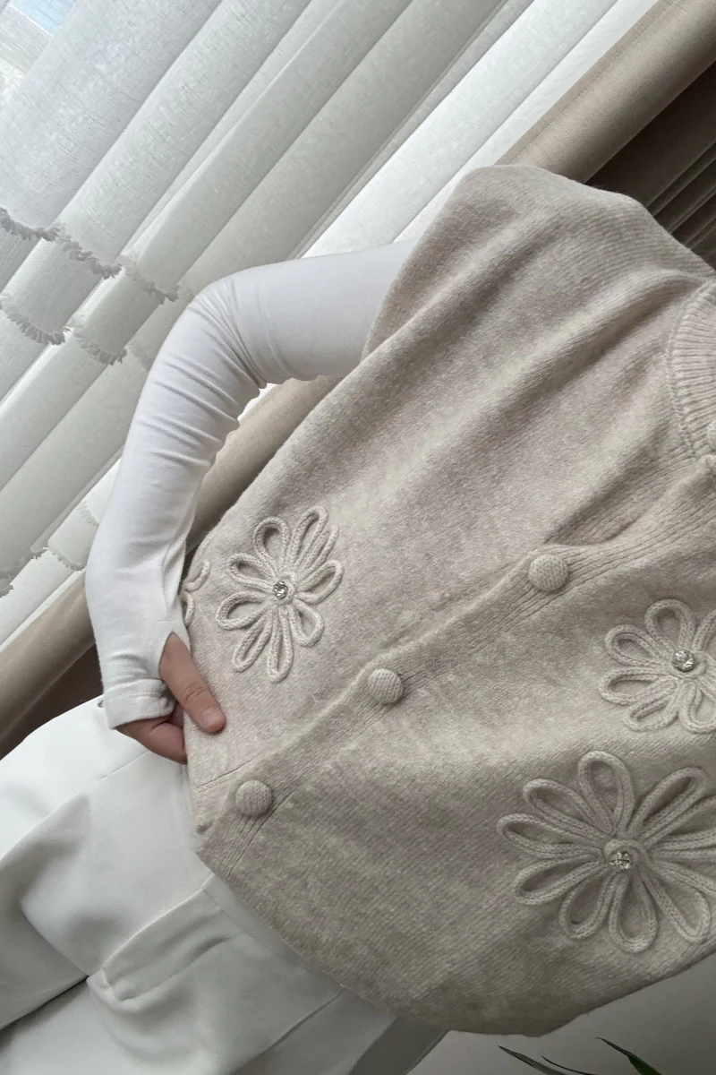 Vatkalı Krem Taşlı Yelek