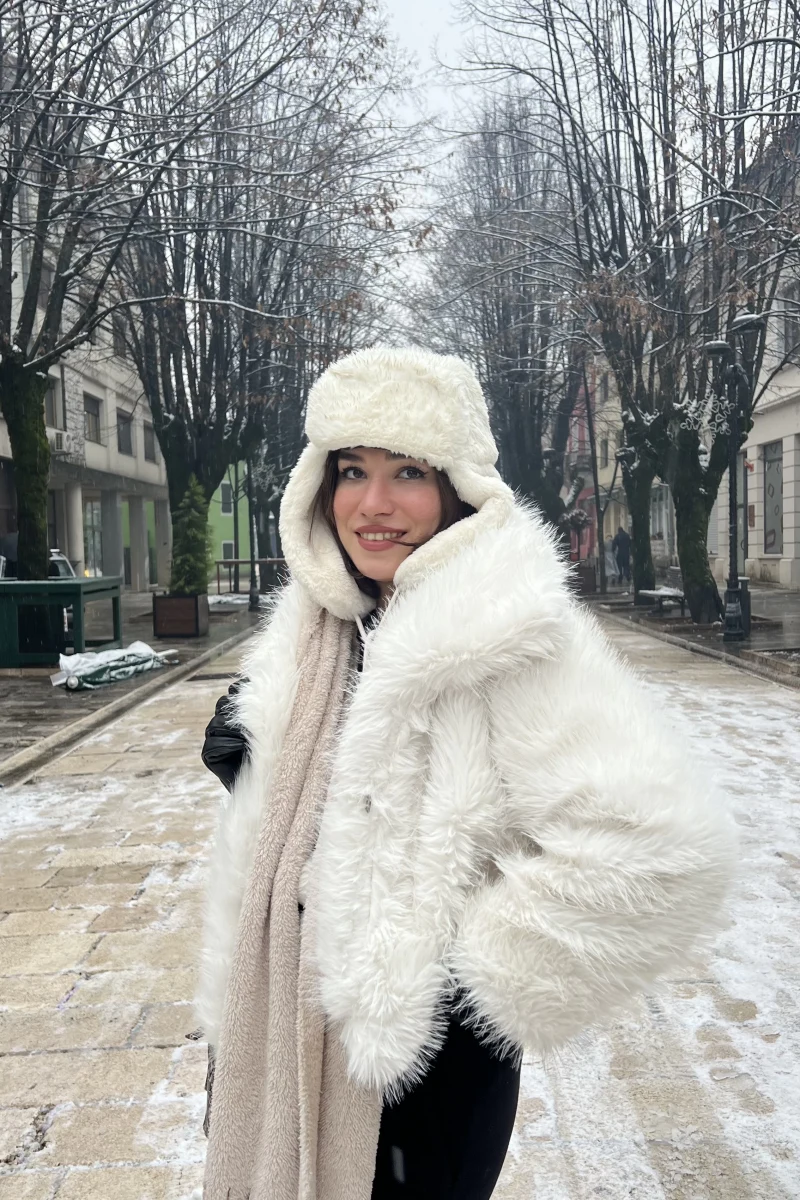 Viral Beyaz Tüylü Kürk