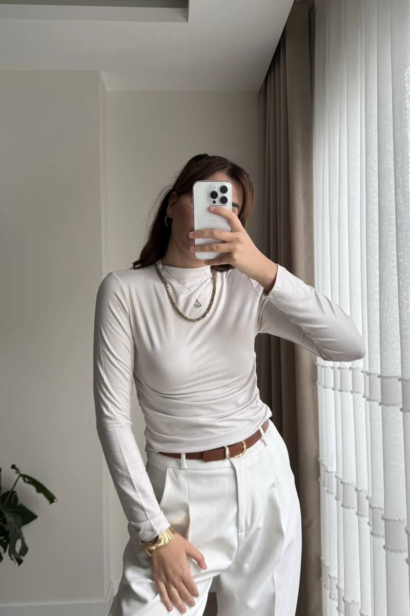 Yandan Büzgülü Kırık Beyaz Bluz