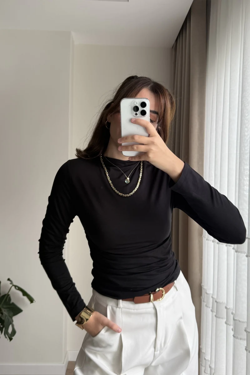 Yandan Büzgülü Siyah Bluz