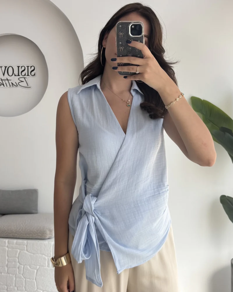 1036 - Rarity Polo Yaka Sıfır Kol Müslin Bluz - Bebe Mavisi