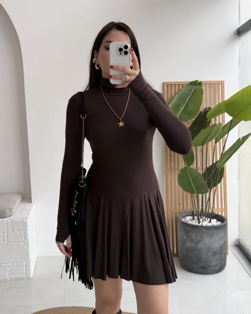 Boğazlı Uzun Kollu Parmak Geçmeli Eteği Volanlı Kısa Elbise - Acı Kahve