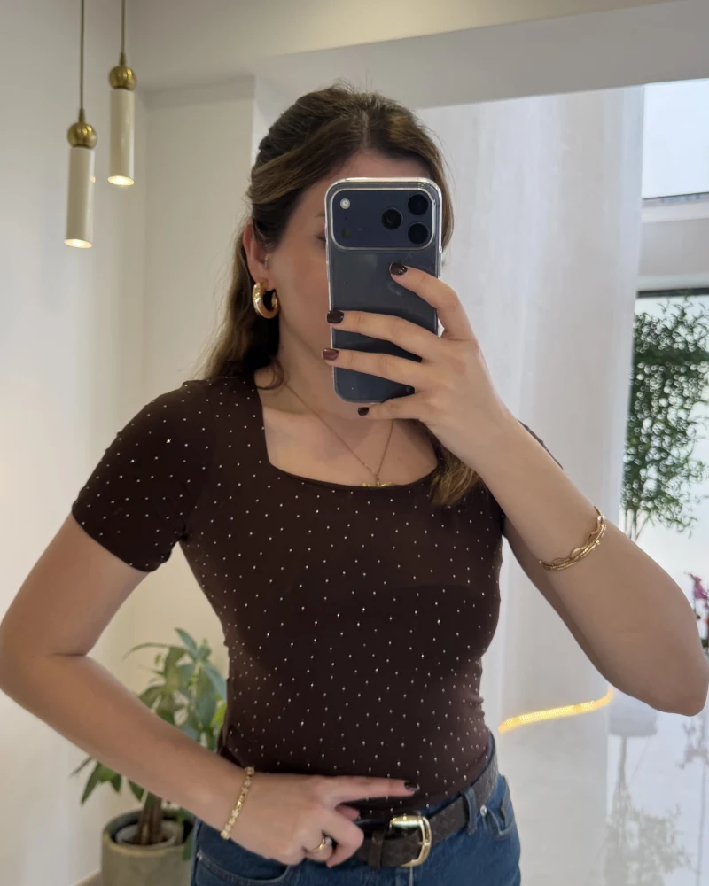 İskelet Yaka Yarım Kol Taşlı Bluz - Kahverengi - Kod: 1598