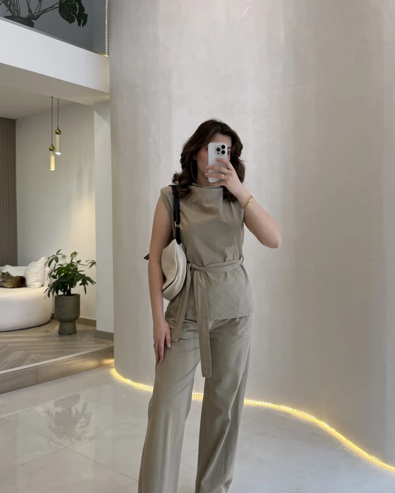 Access Kuşaklı Dik Yaka Sıfır Kol Vatkalı Takım - Vizon - Kod: 8965