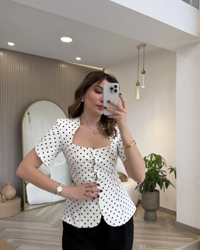 Bele Oturan Düğmeli Vatkalı Puantiyeli Bluz - Ekru