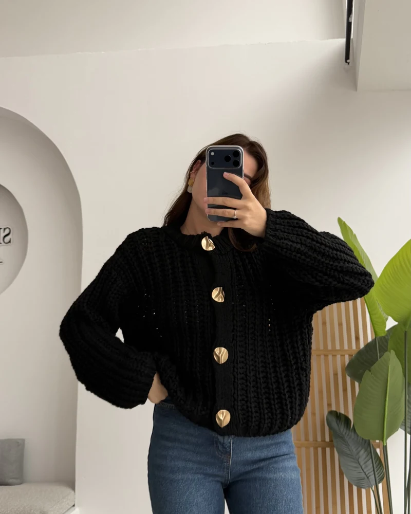 Büyük Düğmeli Örgü Hırka - Siyah