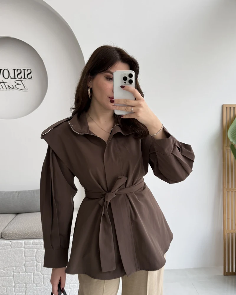 Emris Dik Yaka Geniş Omuzlu Kuşaklı Trenç - Acı Kahve - Kod: 7623