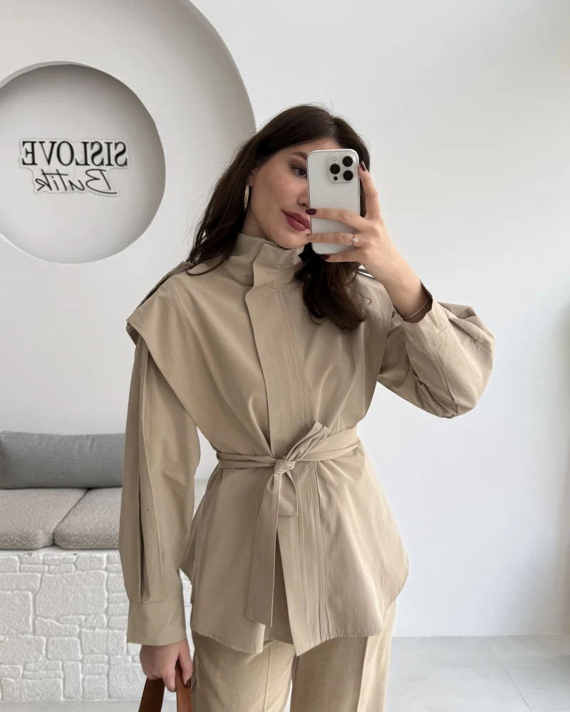 Emris Dik Yaka Geniş Omuzlu Kuşaklı Trenç - Bej Tonları - Kod: 7623