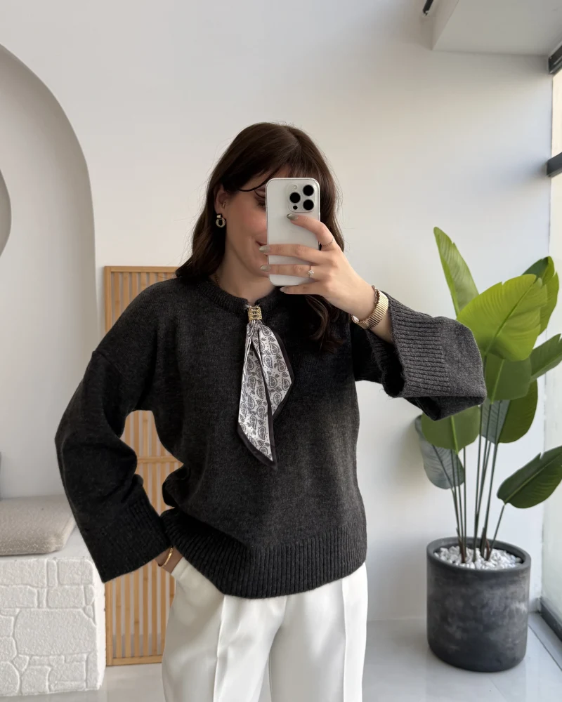 Hilary Yakası Aksesuar Detaylı Fular Bağlamalı Kazak - Antrasit