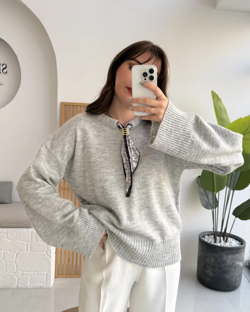 Hilary Yakası Aksesuar Detaylı Fular Bağlamalı Kazak - Gri