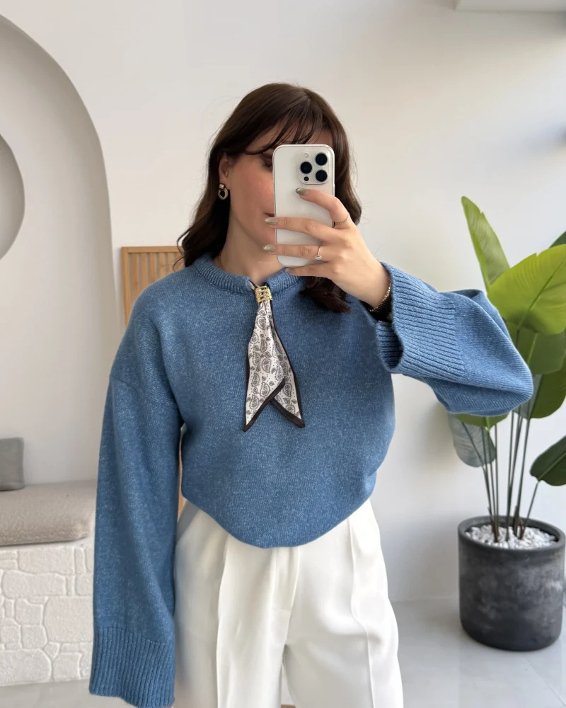 Hilary Yakası Aksesuar Detaylı Fular Bağlamalı Kazak - Mavi