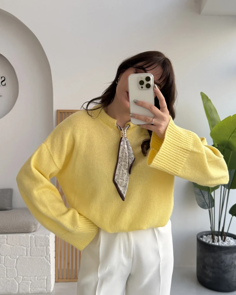 Hilary Yakası Aksesuar Detaylı Fular Bağlamalı Kazak - Sarı