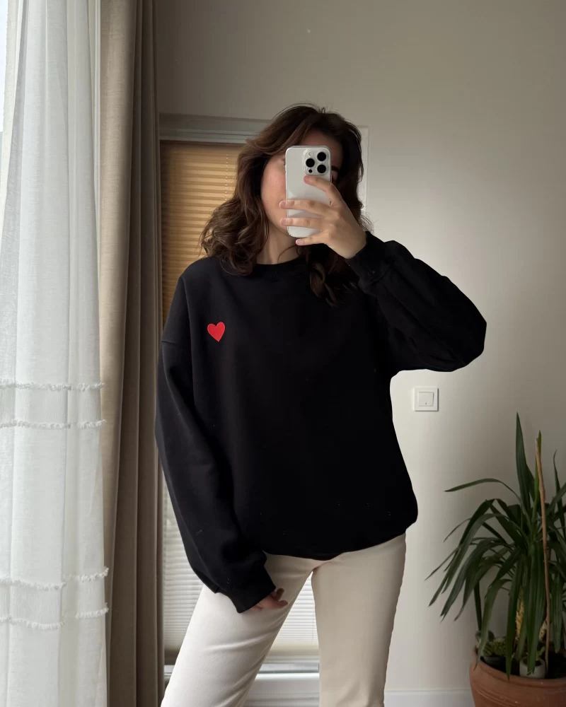 Kalp Nakışlı Sweatshirt Şardonlu Siyah