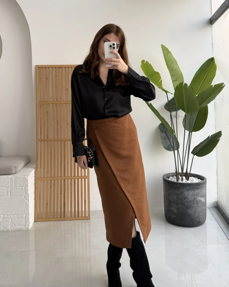 Tanya Asimetrik Kesim Düğme Detay Süet Etek - Camel