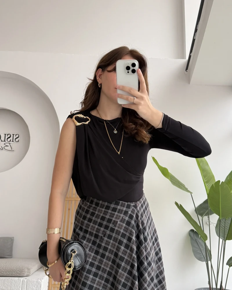 Tek Omuz Açık Aksesuar Detaylı Zıbın Bluz - Siyah