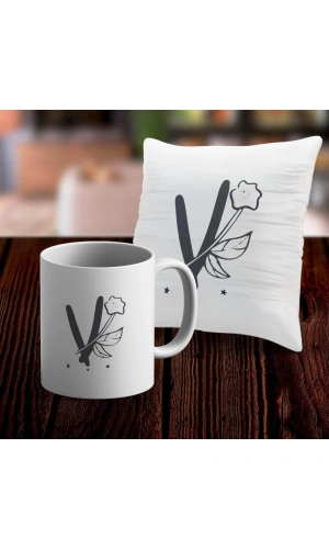 V Harfi Tasarımlı Kupa ve Yastık Kılıfı Hediye Seti