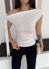 Beyaz Dalgıç Omuz Bağlamalı Bluz