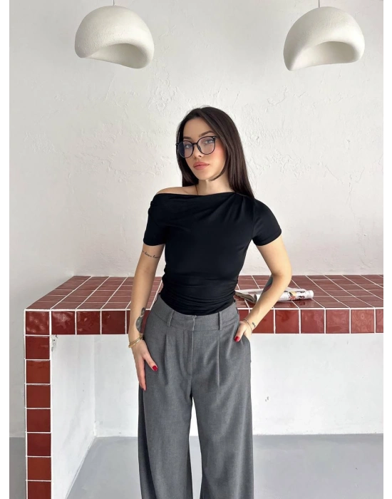 Siyah Kısa Kollu Tek Omuz Bluz