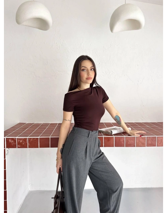 Kahverengi Kısa Kollu Tek Omuz Bluz