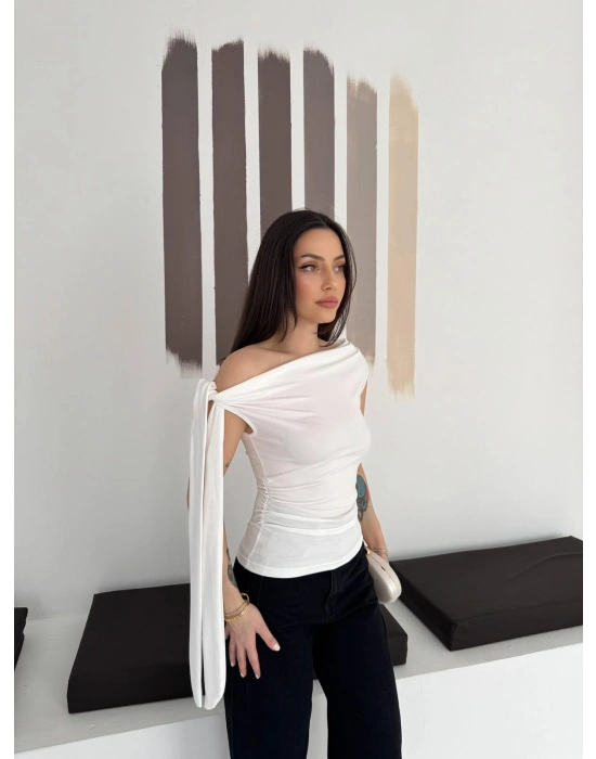 Beyaz Dalgıç Omuz Bağlamalı Bluz