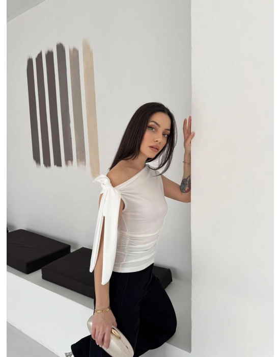 Beyaz Dalgıç Omuz Bağlamalı Bluz