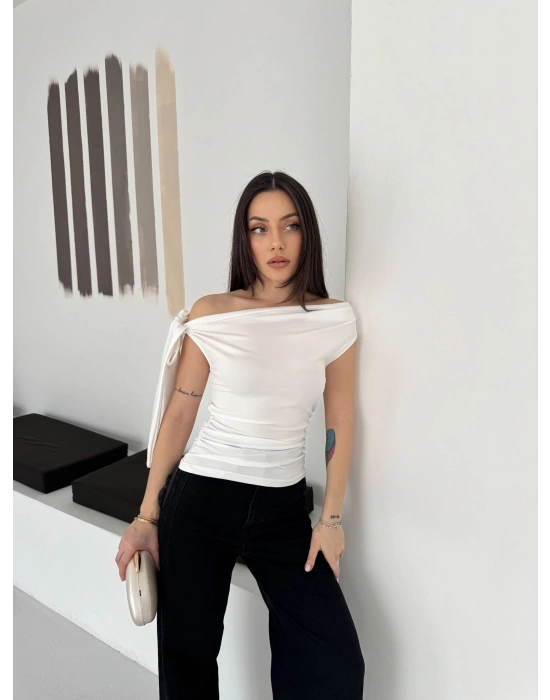 Beyaz Dalgıç Omuz Bağlamalı Bluz