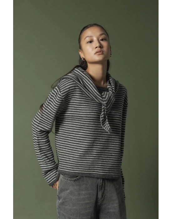 Antrasit Çizgili Fularlı Kazak