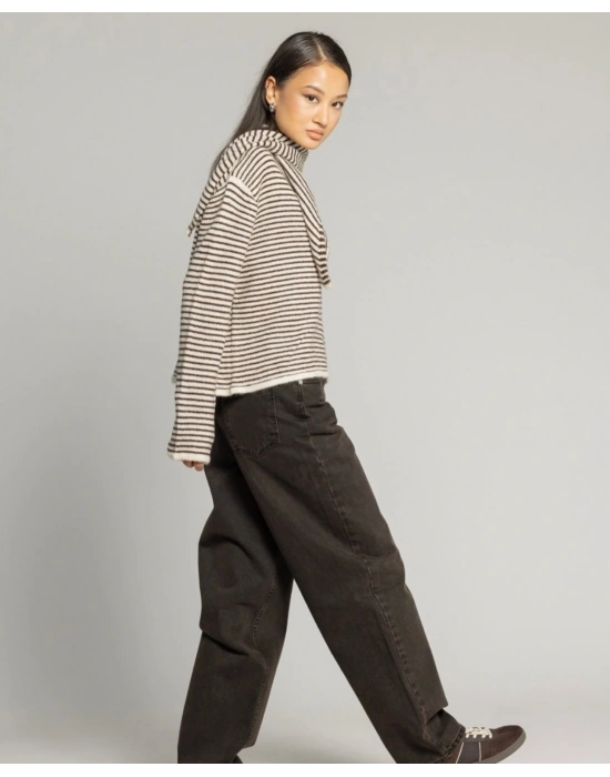 Bej Çizgili Fularlı Kazak