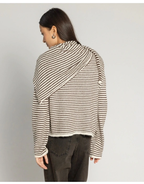 Bej Çizgili Fularlı Kazak