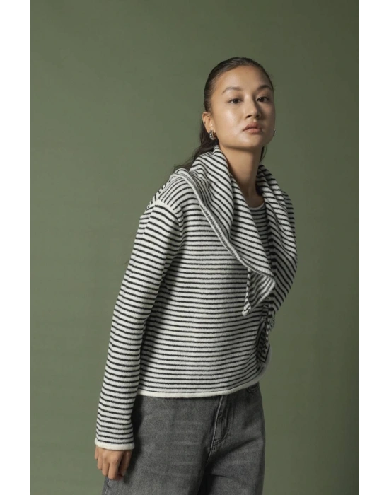 Ekru Çizgili Fularlı Kazak