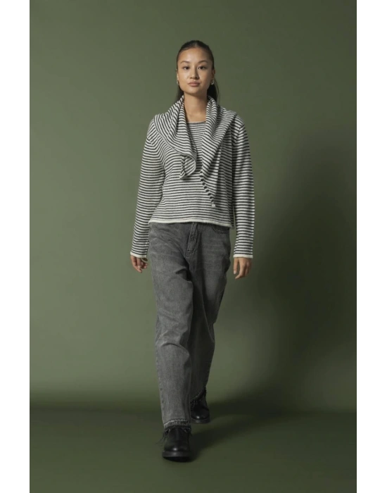 Ekru Çizgili Fularlı Kazak