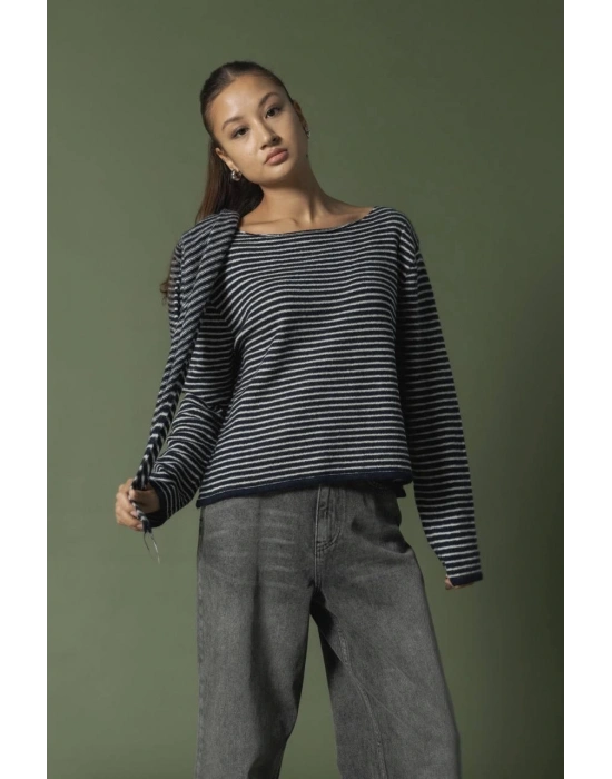 Lacivert Çizgili Fularlı Kazak