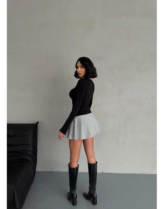 Siyah Burgu Detay Bluz