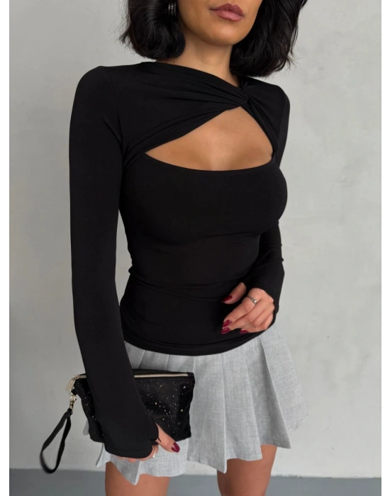 Siyah Burgu Detay Bluz