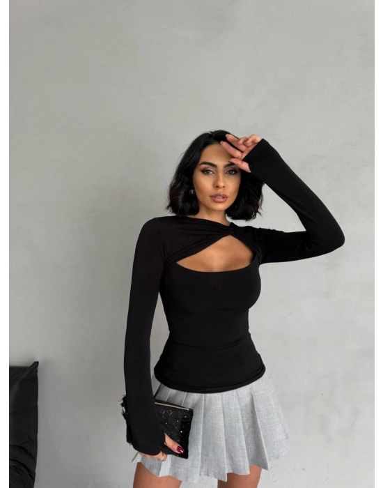 Siyah Burgu Detay Bluz