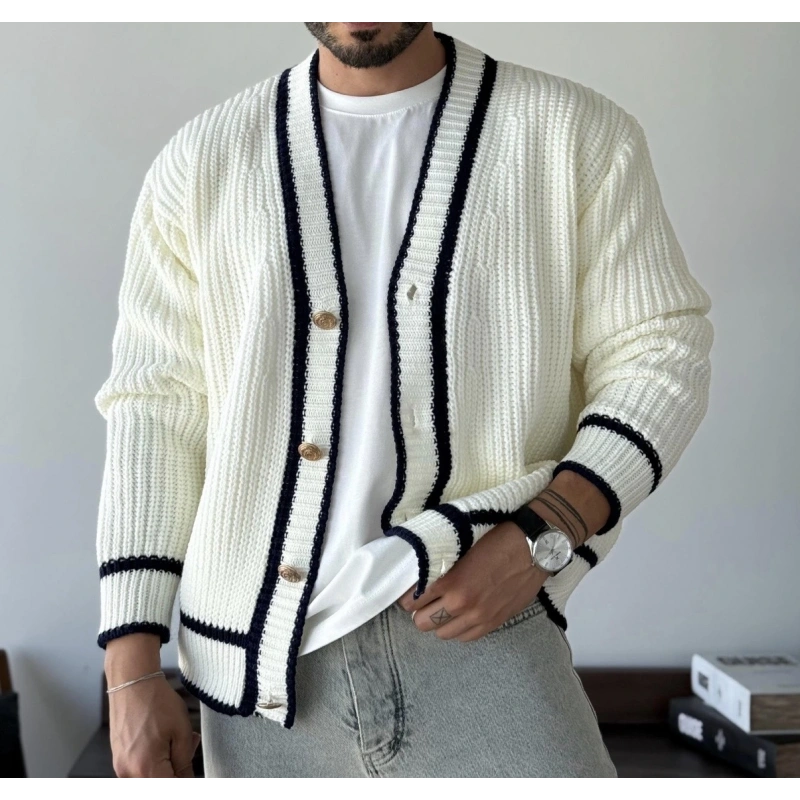 Gold Düğmeli Beyaz Hırka