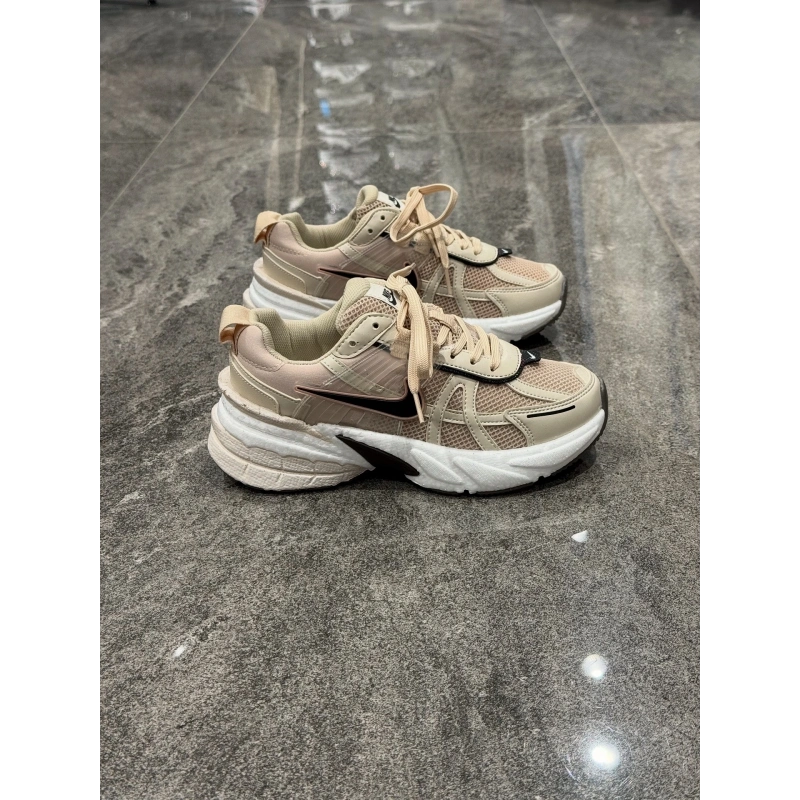 Nıke V2K Run Krem Siyah Detaylı Spor Ayakkabı