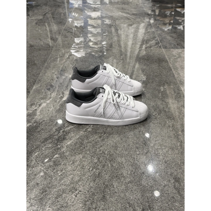 Adidas Süperstar Beyaz Koyu Gri Topuk Detaylı Spor Ayakkabı