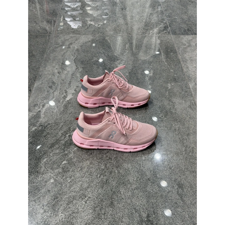 On Cloudnova Pembe Spor Ayakkabı