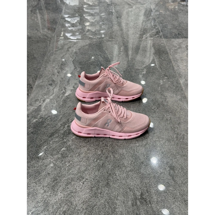 On Cloudnova Pembe Spor Ayakkabı
