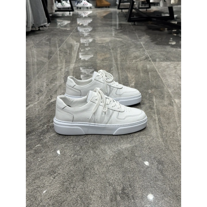 Deri Noktalı Beyaz Ayakkabı