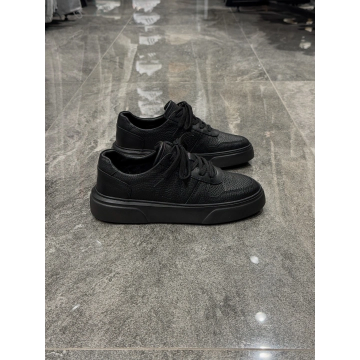 Deri Noktalı Siyah Ayakkabı