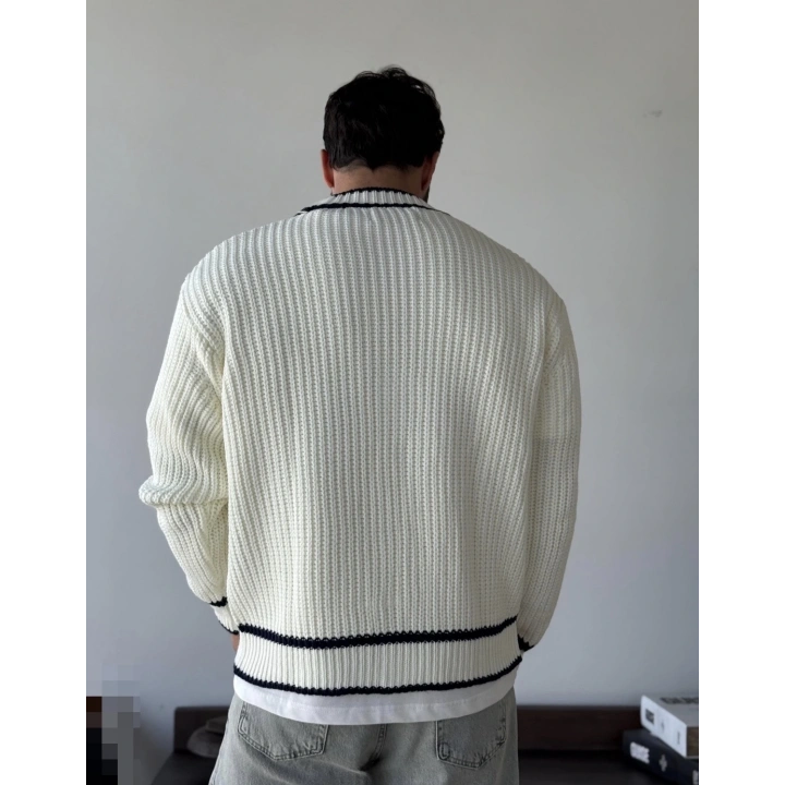 Gold Düğmeli Beyaz Hırka