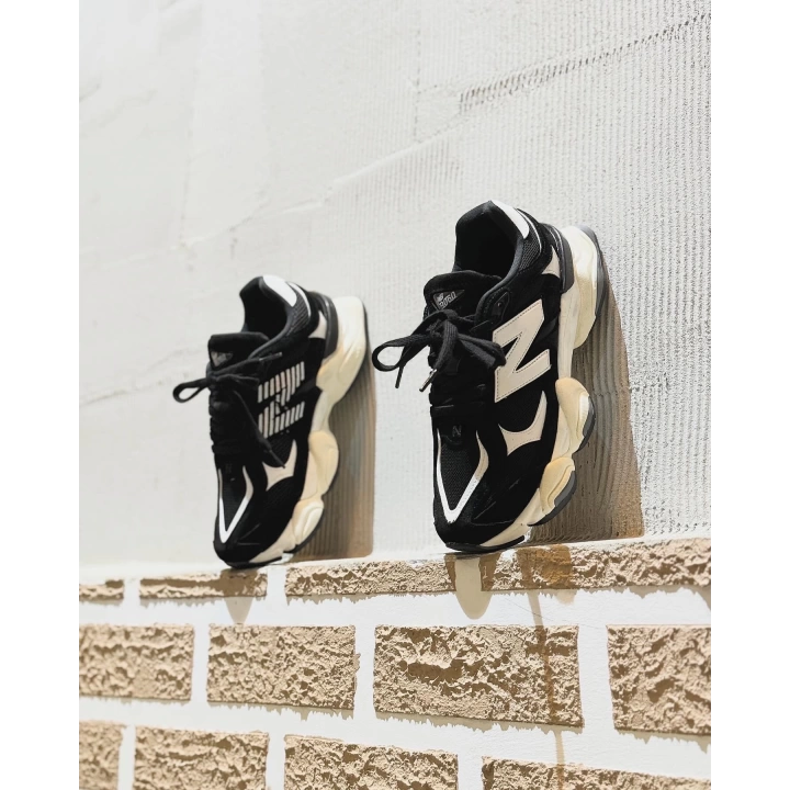 New Balance 9060 Siyah Deri Beyaz Taban Detaylı