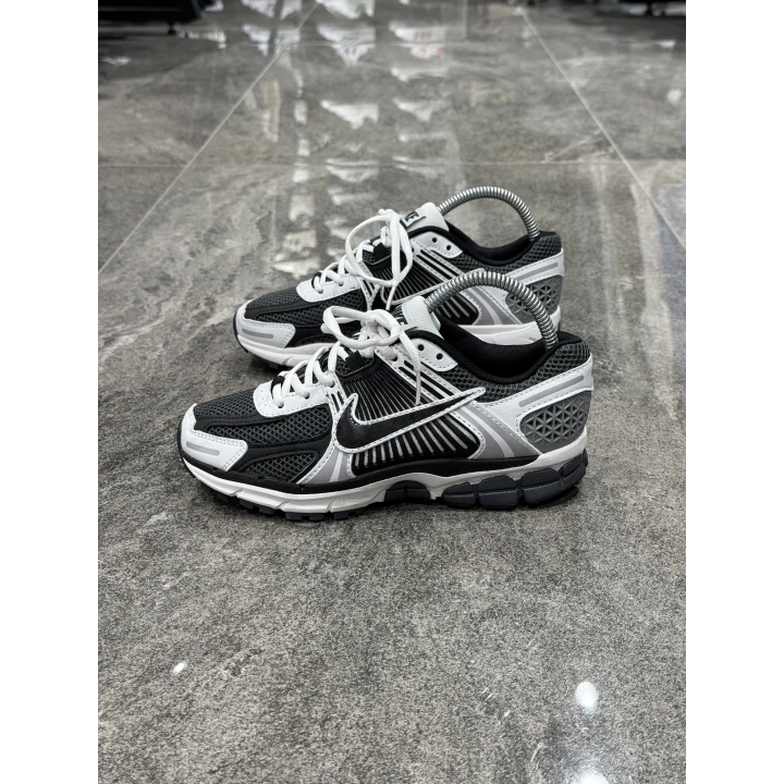 Nıke Zoom Vomero 5 Beyaz Siyah Gri Detaylı Spor Ayakkabı