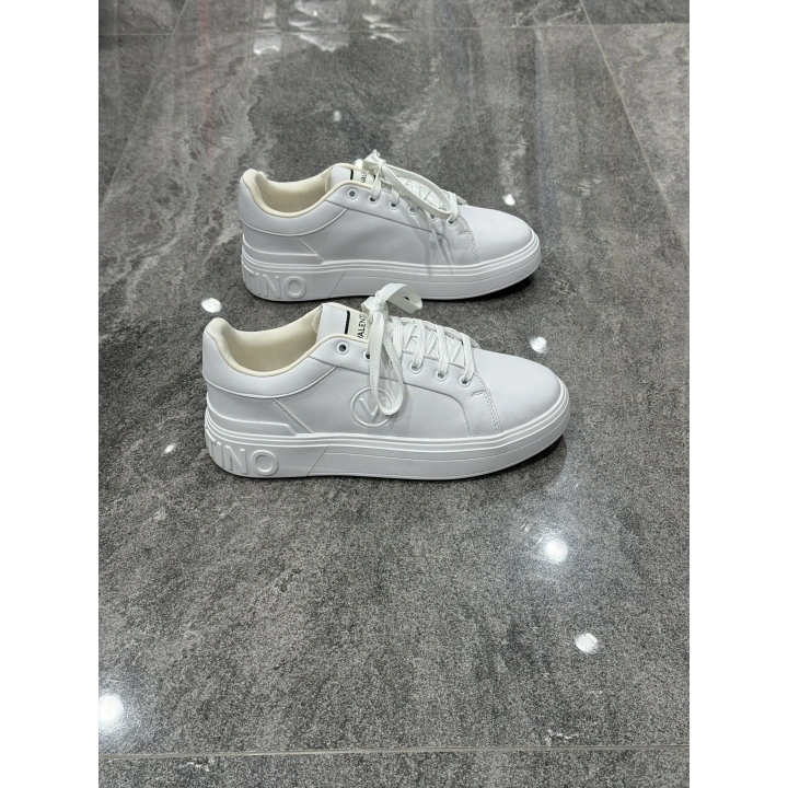 Valentino Garavanı Beyaz Classic